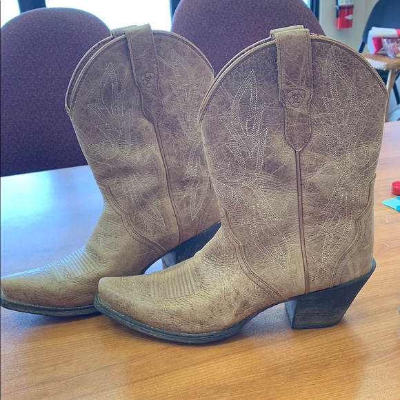 Ariat Shoes - Ariat Brown Heeled Round Up Square Toe Boots with Western Stitching
